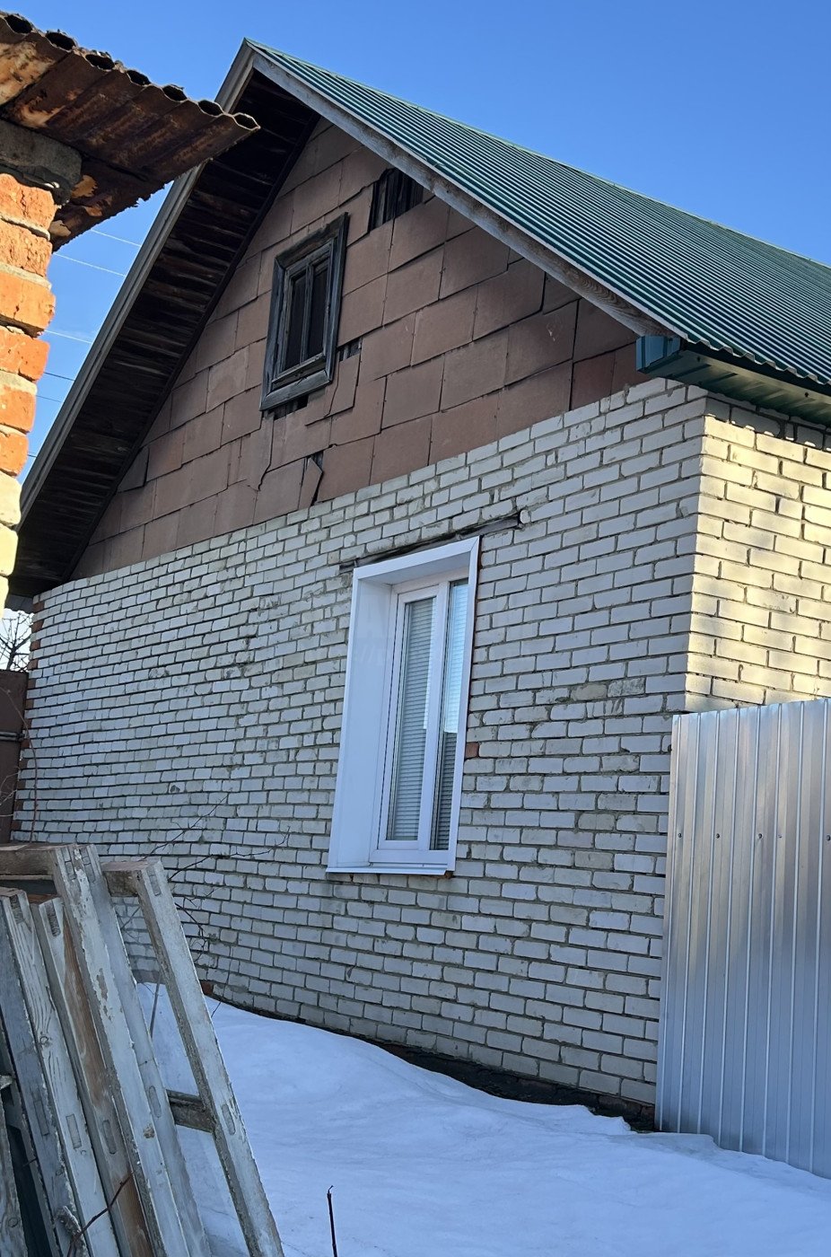 Дом соседа на меже с окнами во двор
