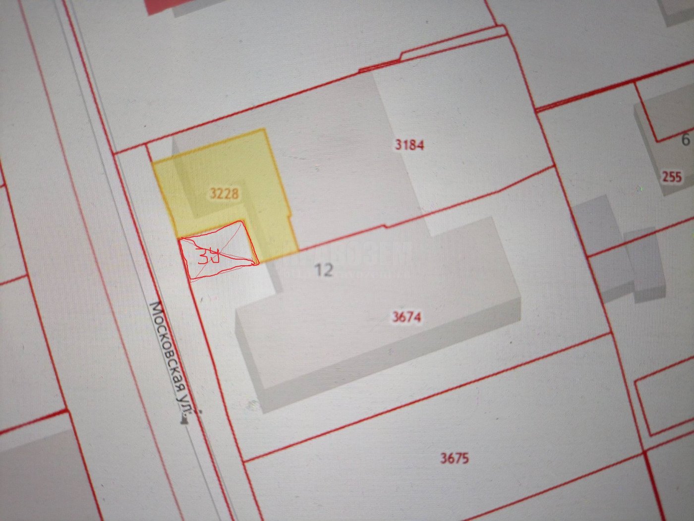 Построили дом на меже не по нормам