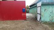 Сосед залил бетоном стену гаража до половины. 